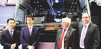 Ютун появляется на выставке Busworld Kortrijk в компании двух премьер министров