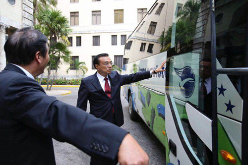 Ли Кэцян осматривает китайский экспортный пассажирский автобус, рассуждает о стратегии выхода вовне китайского оборудования