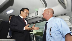 Ли Кэцян осматривает китайский экспортный пассажирский автобус, рассуждает о стратегии 