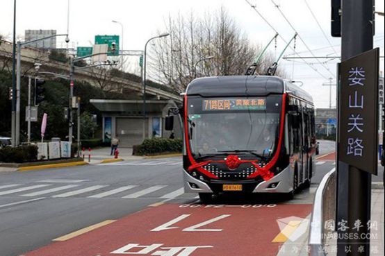 Троллейбусы двойного источника Юйтун приступили к работе в Шанхае, транспорт среднего объема перевозок экспериментирует над реформой тра