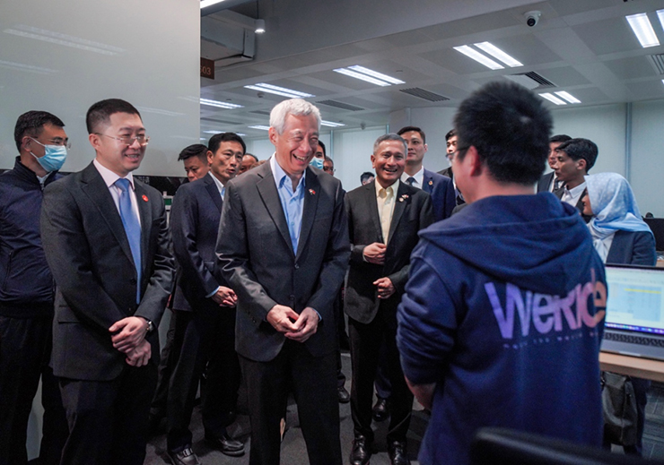 Премьер-министр Сингапура Ли Сяньлун опробует интеллектуальный автобус Сяоюй компании Yutong