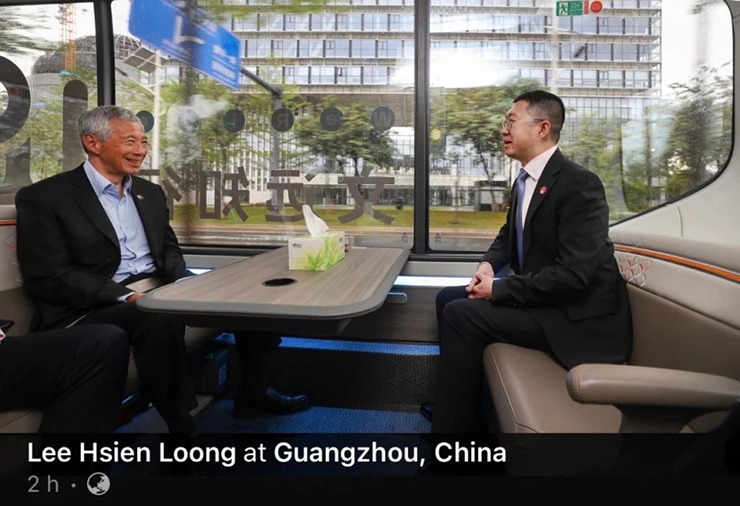 Премьер-министр Сингапура Ли Сяньлун опробует интеллектуальный автобус Сяоюй компании Yutong