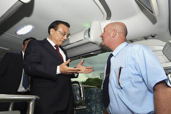 Ли Кэцян осматривает китайский экспортный пассажирский автобус, рассуждает о стратегии выхода вовне китайского оборудования