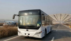 Министр министерства транспорта Ли Сяопэн испытает автобус автопилотирования Юйтун